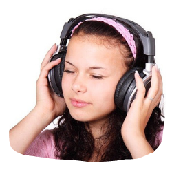 Mädchen hört Musik über Kopfhörer