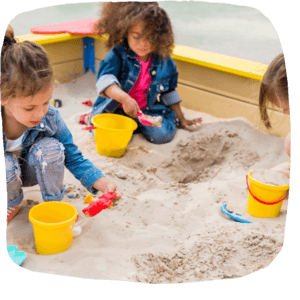 Kinder mit Spielsachen für den Sandkasten