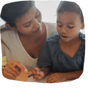 Mutter und Kind beim skizzieren