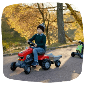 Kinder auf einem elektronischen Traktor