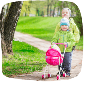 Kinder im Park mit einem Puppenwagen