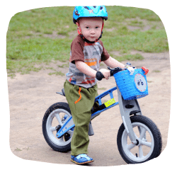 Ein Junge fährt auf einem Laufrad