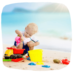 Kind mit Sandspielzeug