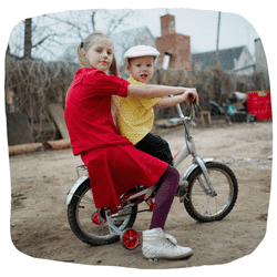 Kinder fahren Dreirad