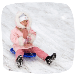 Kind auf Schneeteller 