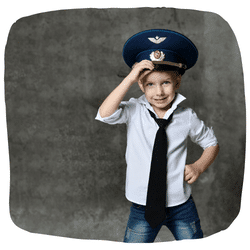 Kind mit Polizeimütze