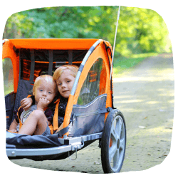 Kinder mit Fahrradanhänger