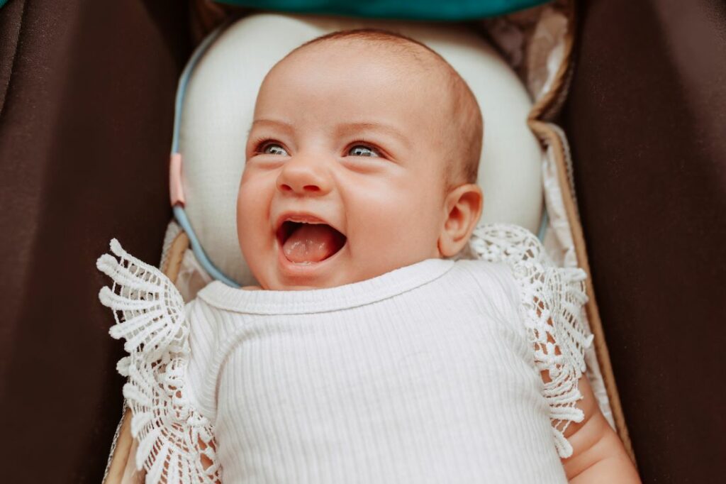 Baby lacht und formt Laute